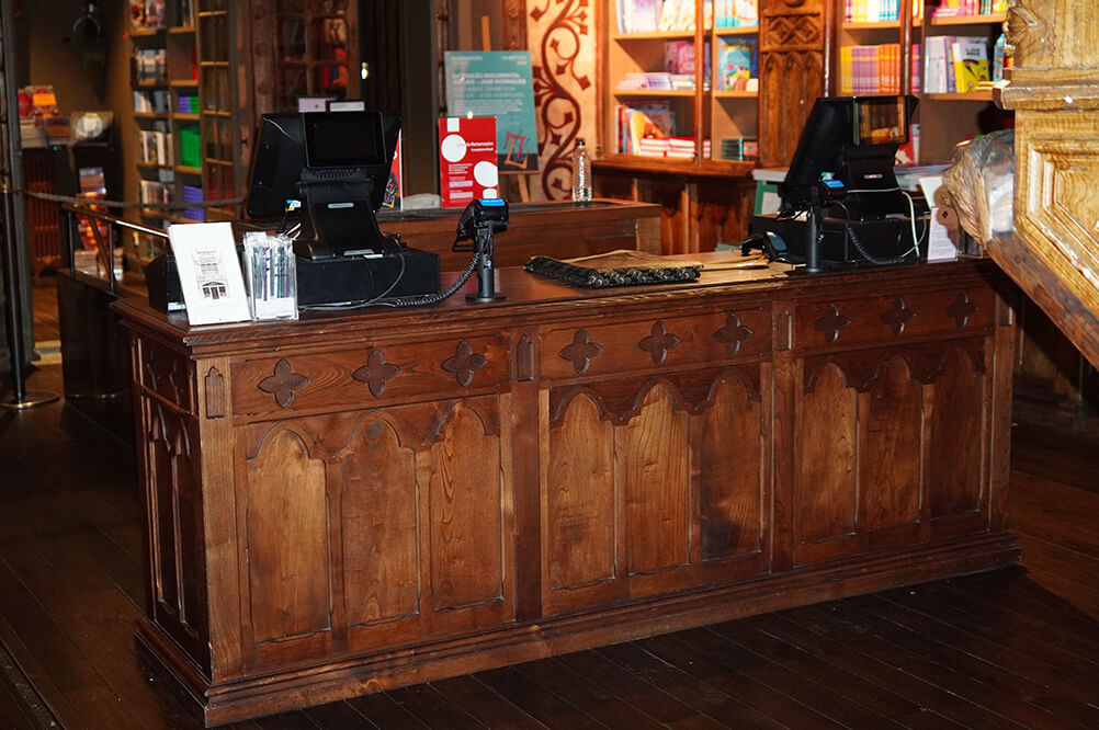 Moobo payment and consultation station at Livraria Lello